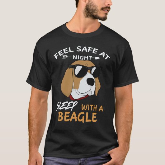 夜は安心して眠れる ビーグルと一緒に眠る Tシャツ (正面)