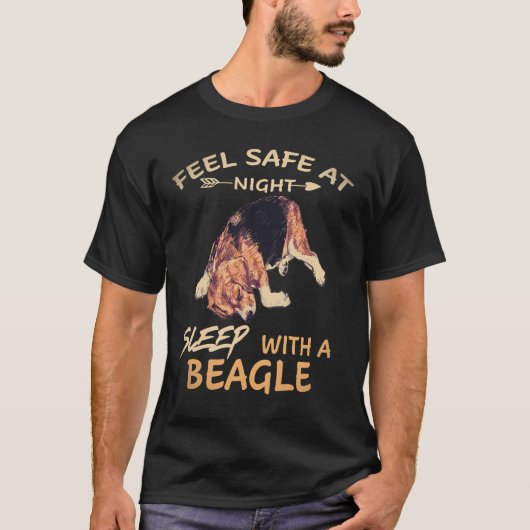 夜は安心して眠れる ビーグルと一緒 Tシャツ (正面)
