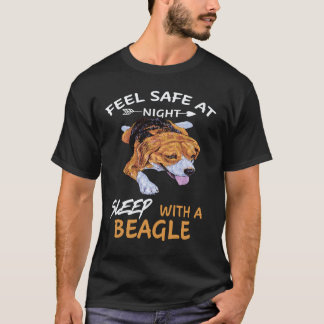 夜は安心 ビーグルと眠る Tシャツ