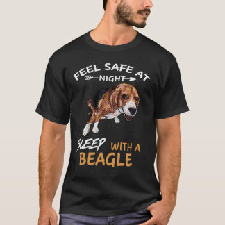 夜は安心 ビーグルと眠る Tシャツ