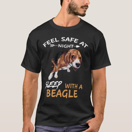 夜は安心 ビーグルと眠る Tシャツ (正面)