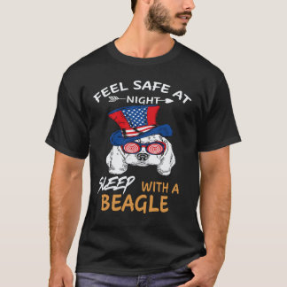 夜は安心 ビーグルと眠る Tシャツ