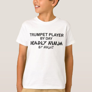 夜までにトランペットの致命的な忍者 Tシャツ