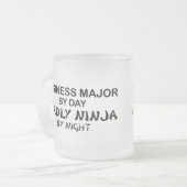 夜までにビジネス専攻ので致命的な忍者 フロストグラスマグカップ (正面左)