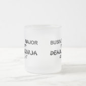 夜までにビジネス専攻ので致命的な忍者 フロストグラスマグカップ (中央)