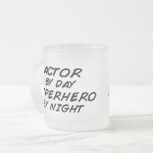 夜までに俳優のスーパーヒーロー フロストグラスマグカップ (正面左)