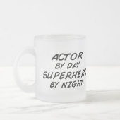 夜までに俳優のスーパーヒーロー フロストグラスマグカップ (左)