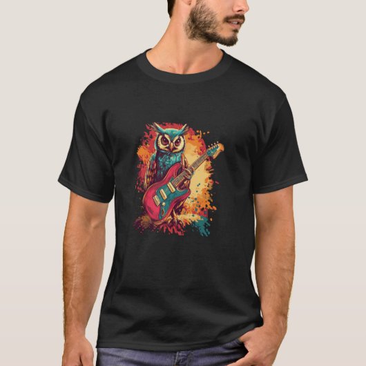 夜をロックする準備ができたフクロウのギタリスト Tシャツ (正面)