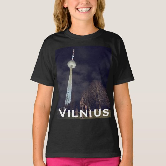 夜を照らす：リトアニア・ヴィリニュステレビ塔 Tシャツ (正面)