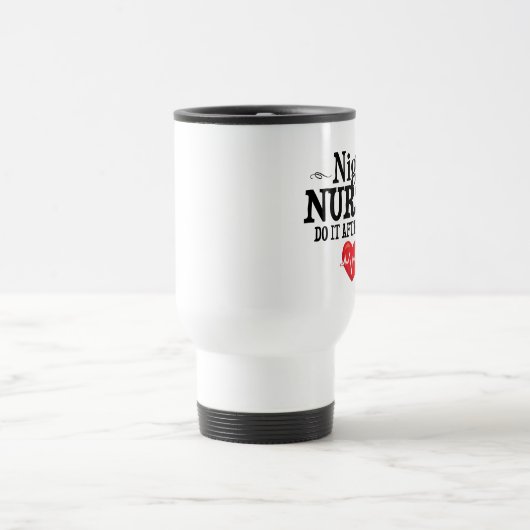 夜ナースは暗闇の後でそれをします トラベルマグ (中央)