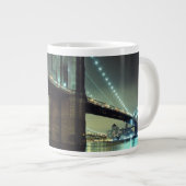 夜マンハッタン橋のブルックリン橋 ジャンボコーヒーマグカップ (正面右)