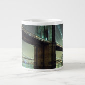 夜マンハッタン橋のブルックリン橋 ジャンボコーヒーマグカップ (正面)