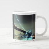 夜マンハッタン橋のブルックリン橋 ジャンボコーヒーマグカップ (右)