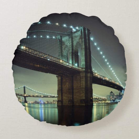 夜マンハッタン橋のブルックリン橋 ラウンドクッション (正面)