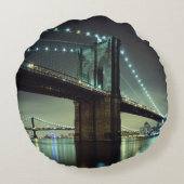 夜マンハッタン橋のブルックリン橋 ラウンドクッション (裏面)