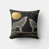 夜中威厳のあるの月の下で狼が吠える クッション (正面)