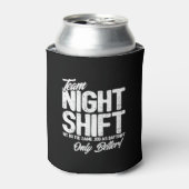 夜勤おもしろいミーム – チームナイトシフト 缶クーラー (缶正面)