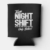 夜勤おもしろいミーム – チームナイトシフト 缶クーラー (正面)