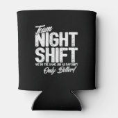 夜勤おもしろいミーム – チームナイトシフト 缶クーラー (裏面)
