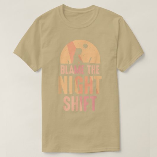 夜勤の労働者の日勤を非難する Tシャツ (デザイン正面)