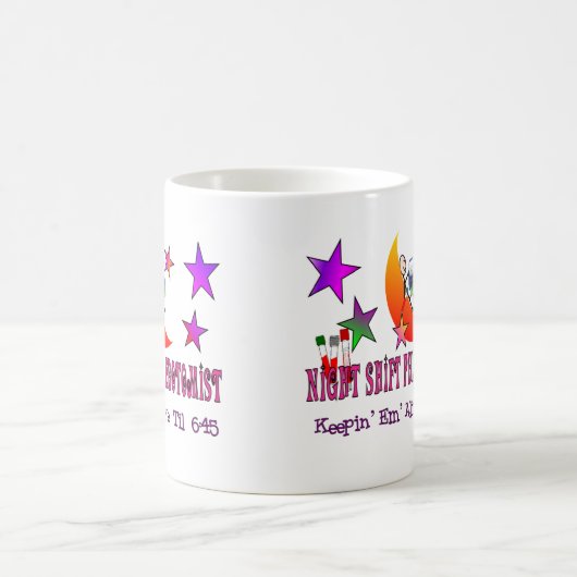 夜勤のPhlebotomistのTシャツおよびギフト コーヒーマグカップ (中央)
