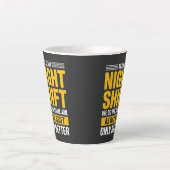 夜勤は日勤より優れている 面白い チーム 夜勤 冗談 カフェラテマグ (正面)