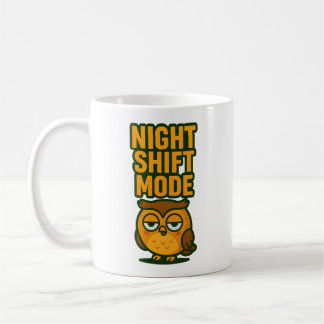 夜勤モード 眠い 目を細めたフクロウの漫画ユーモア コーヒーマグカップ