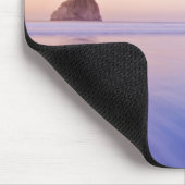 夜明けによってぼやけられる青い紫色の波の三角波の石 マウスパッド (コーナー)