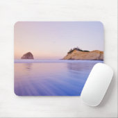 夜明けによってぼやけられる青い紫色の波の三角波の石 マウスパッド (マウス)