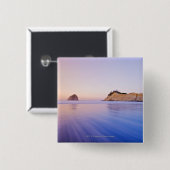 夜明けによってぼやけられる青い紫色の波の三角波の石 缶バッジ (正面&裏面)