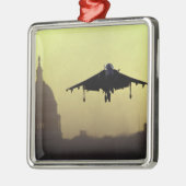 夜明けにモールのハリアーのジェット機の着陸との メタルオーナメント (左)