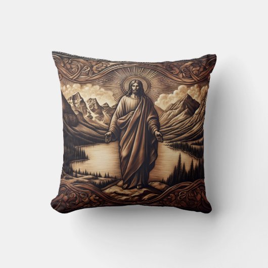 夜明けに山の威厳のある前に立つイエス クッション (正面)