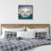 夜明けに松の森を飛行するフクロウ キャンバスプリント (インサイチュ (寝室))