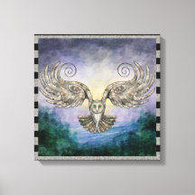 夜明けに松の森を飛行するフクロウ