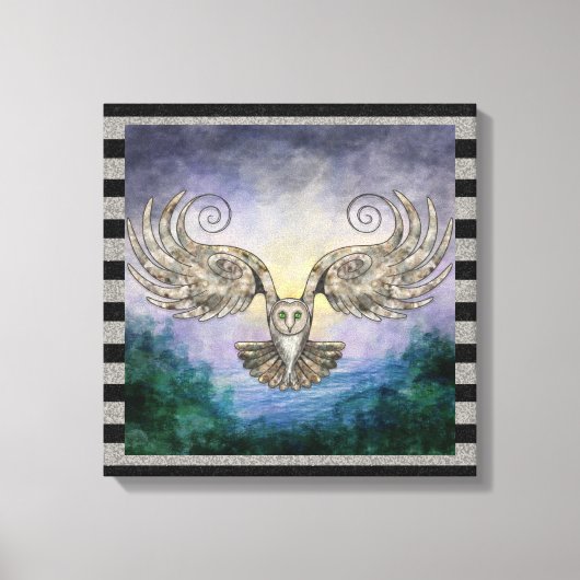 夜明けに松の森を飛行するフクロウ キャンバスプリント (正面)