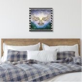 夜明けに松の森を飛行するフクロウ キャンバスプリント (インサイチュ (寝室))