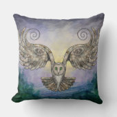 夜明けに松の森を飛行するフクロウ クッション (正面)