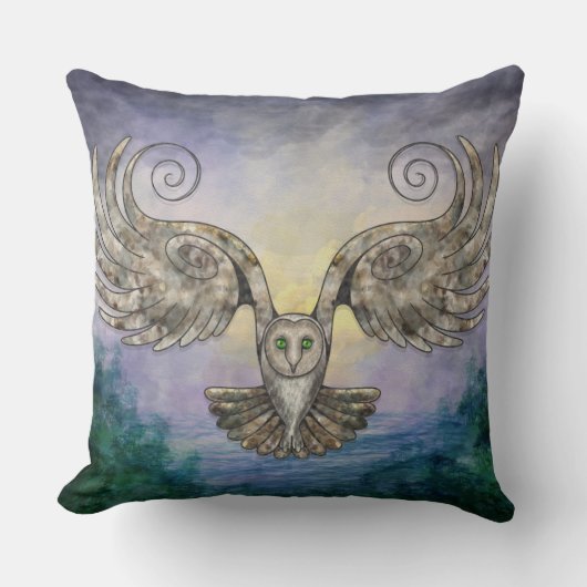 夜明けに松の森を飛行するフクロウ クッション (正面)