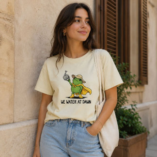 夜明けに水やり | かわいいギフト 冗談カエル ミーム Tシャツ