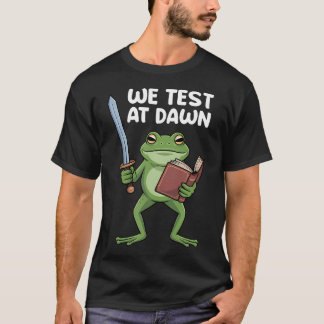 夜明けに試験する先生カエル 試験日コーディネーター Tシャツ
