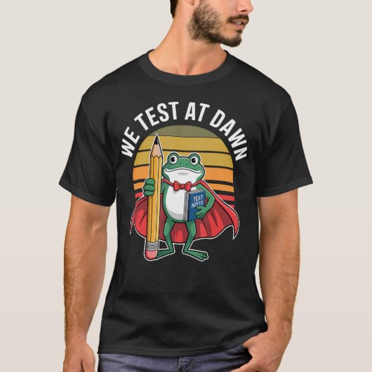 夜明けに試験する先生カエル 試験日コーディネーター Tシャツ (正面)