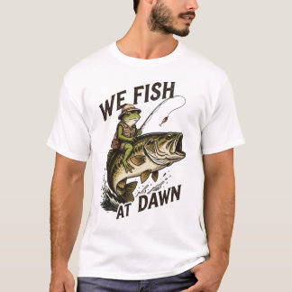 夜明けに釣りをするカエルのアート ビンテージ バスフィッシング Tシャツ