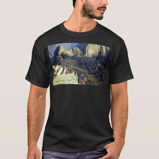 「夜明けにMachu Picchu」の暗闇 Tシャツ (正面)