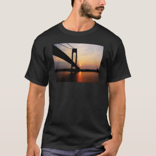夜明けにVerrazano橋 Tシャツ
