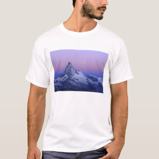 夜明けのマッターホルン山、ツェルマット、スイスアルプス、 Tシャツ