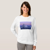 夜明けのマッターホルン山、ツェルマット、スイスアルプス、 Tシャツ (正面フル)