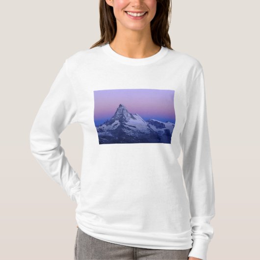 夜明けのマッターホルン山、ツェルマット、スイスアルプス、 Tシャツ (正面)