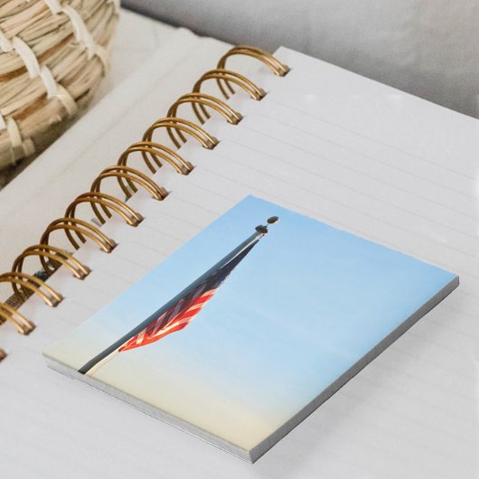 夜明けの前光によるアメリカ国旗 ノートパッド