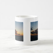 夜明けの劇的な海の空 コーヒーマグカップ (中央)