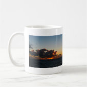 夜明けの劇的な海の空 コーヒーマグカップ (左)